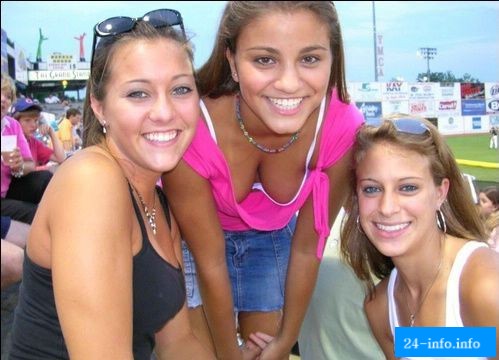 Невнимательность или случайность. Подборка девушек с выпавшими прелестями Невнимательность или случайность. Подборка девушек с выпавшими прелестями