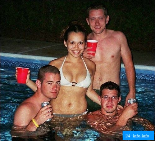 Невнимательность или случайность. Подборка девушек с выпавшими прелестями Невнимательность или случайность. Подборка девушек с выпавшими прелестями