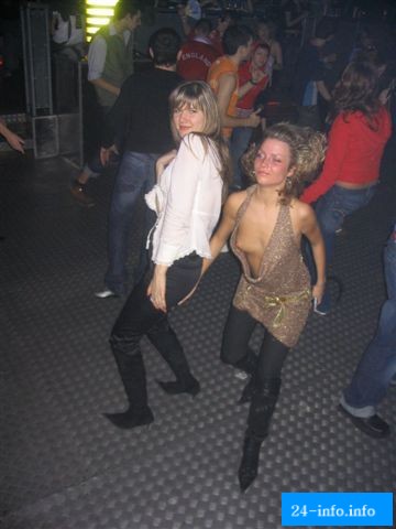 Невнимательность или случайность. Подборка девушек с выпавшими прелестями Невнимательность или случайность. Подборка девушек с выпавшими прелестями