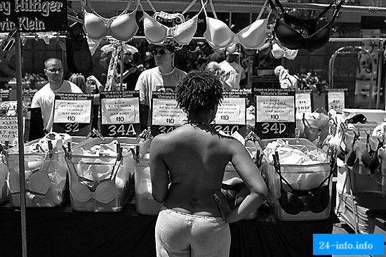 Фотограф борется за права женщин Нью-Йорка ходить топлесс НЮ Фотограф борется за права женщин Нью-Йорка ходить топлесс НЮ