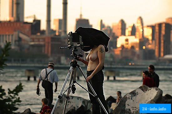 Фотограф борется за права женщин Нью-Йорка ходить топлесс НЮ Фотограф борется за права женщин Нью-Йорка ходить топлесс НЮ