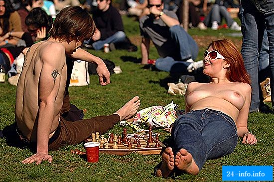 Фотограф борется за права женщин Нью-Йорка ходить топлесс НЮ Фотограф борется за права женщин Нью-Йорка ходить топлесс НЮ