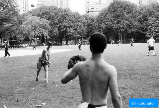 Фотограф борется за права женщин Нью-Йорка ходить топлесс НЮ Фотограф борется за права женщин Нью-Йорка ходить топлесс НЮ
