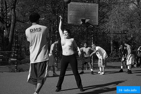 Фотограф борется за права женщин Нью-Йорка ходить топлесс НЮ Фотограф борется за права женщин Нью-Йорка ходить топлесс НЮ