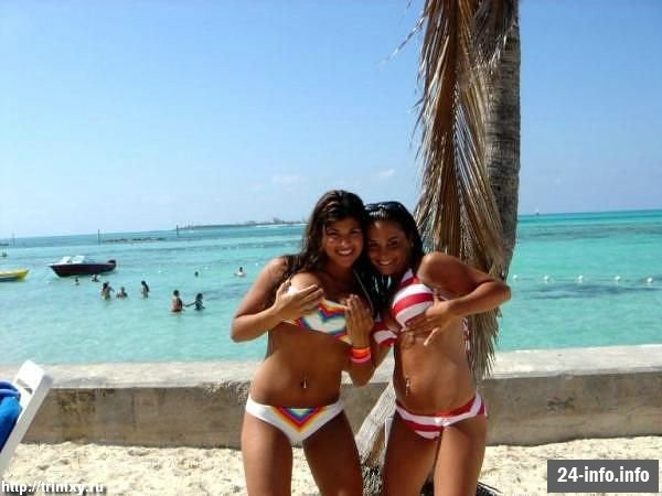 Девушки в бикини и летней одежде