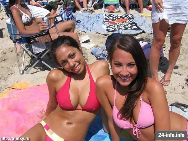 Девушки в бикини и летней одежде