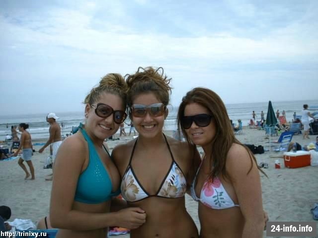 Девушки в бикини и летней одежде