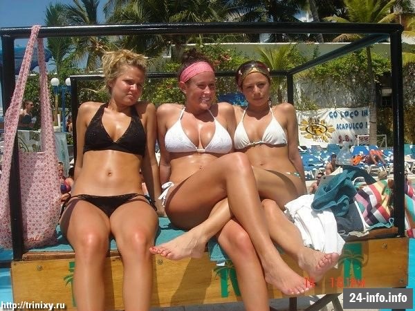 Девушки в бикини и летней одежде