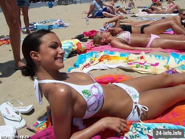 Девушки в бикини и летней одежде