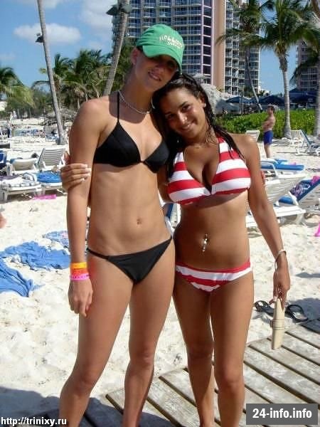 Девушки в бикини и летней одежде