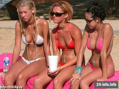 Девушки в бикини и летней одежде