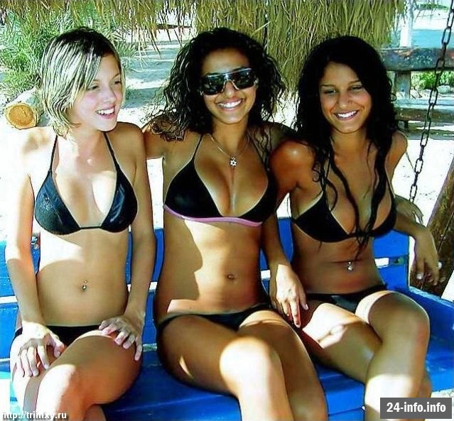 Девушки в бикини и летней одежде