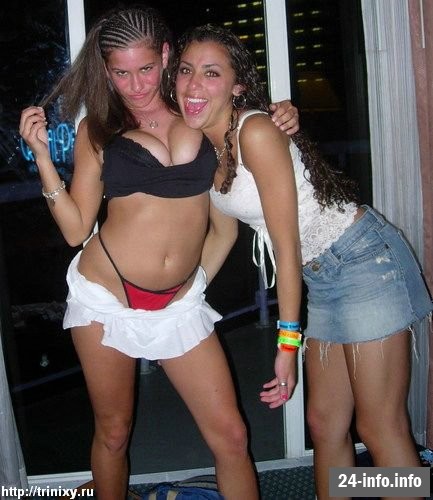 Девушки в бикини и летней одежде