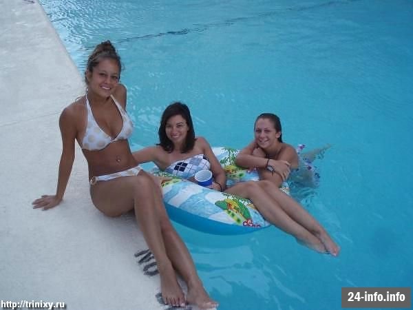 Девушки в бикини и летней одежде