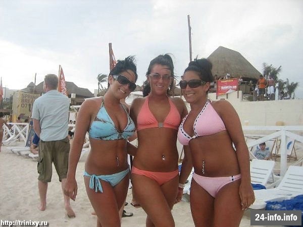 Девушки в бикини и летней одежде