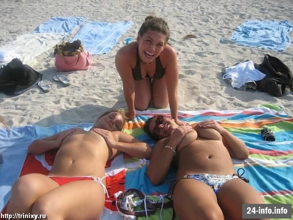 Девушки в бикини и летней одежде