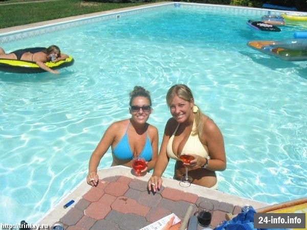 Девушки в бикини и летней одежде