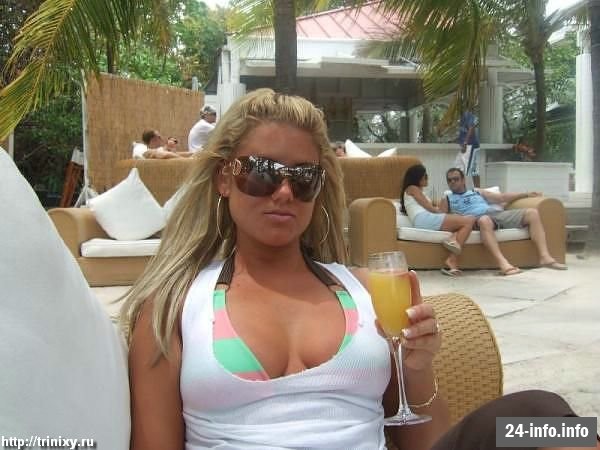 Девушки в бикини и летней одежде