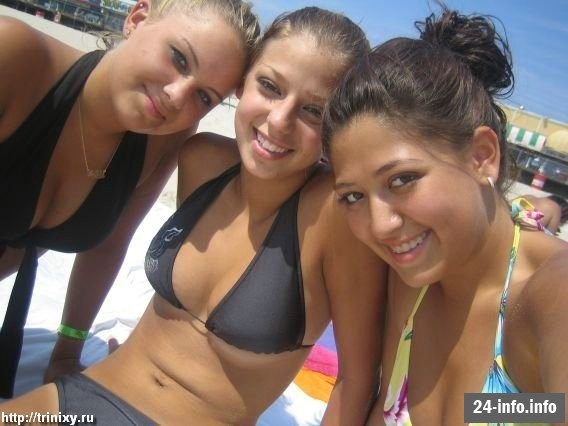 Девушки в бикини и летней одежде