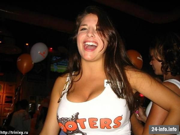 Девушки в бикини и летней одежде