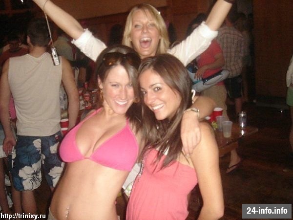 Девушки в бикини и летней одежде