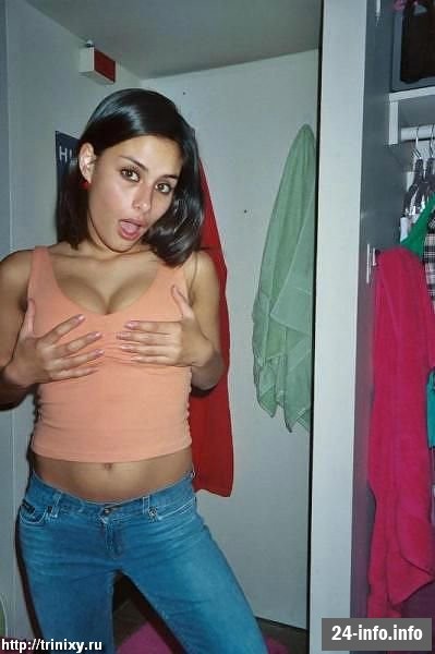 Девушки в бикини и летней одежде