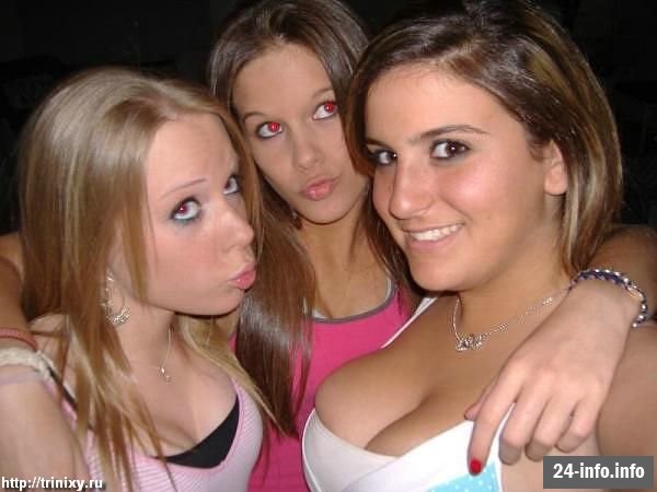 Девушки в бикини и летней одежде