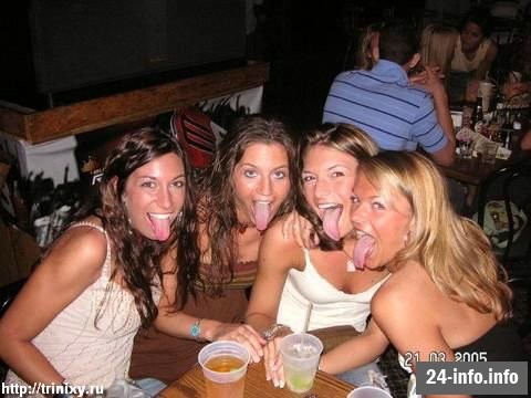 Девушки в бикини и летней одежде