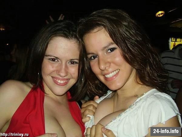 Девушки в бикини и летней одежде