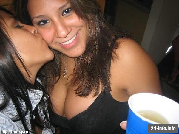 Девушки в бикини и летней одежде