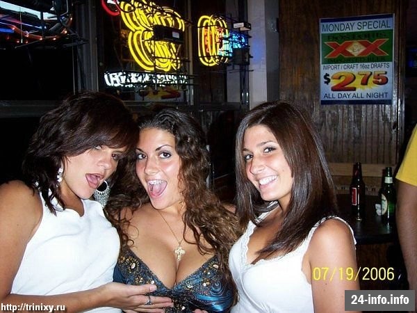 Девушки в бикини и летней одежде