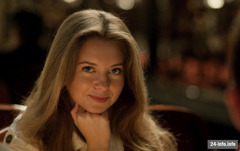 Наталья Костенева в юбке