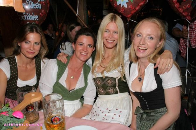 Клаудия Шиффер на Октоберфесте (5 Фото)