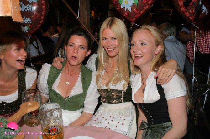 Клаудия Шиффер на Октоберфесте (5 Фото)