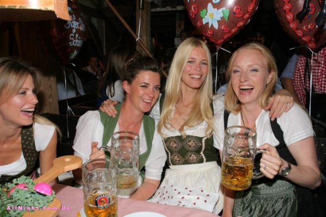 Клаудия Шиффер на Октоберфесте (5 Фото)