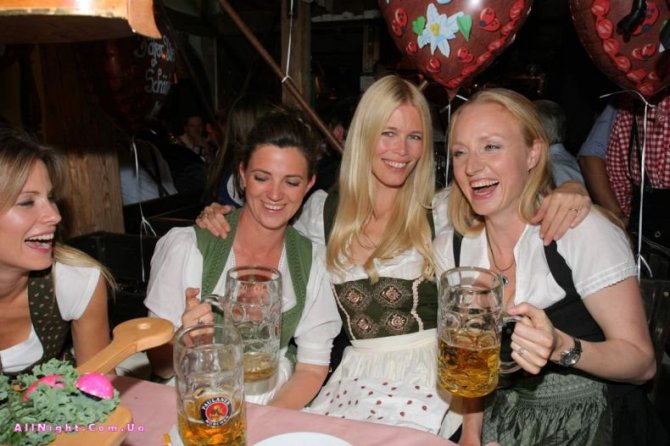 Клаудия Шиффер на Октоберфесте (5 Фото)