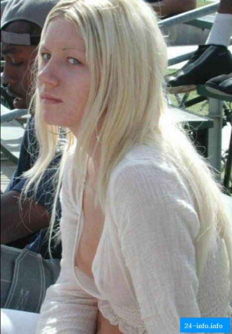 Невнимательность или случайность. Подборка девушек с выпавшими прелестями