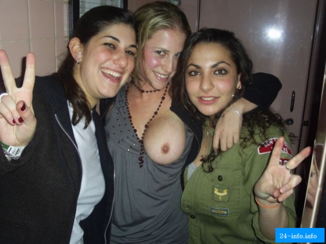 Невнимательность или случайность. Подборка девушек с выпавшими прелестями