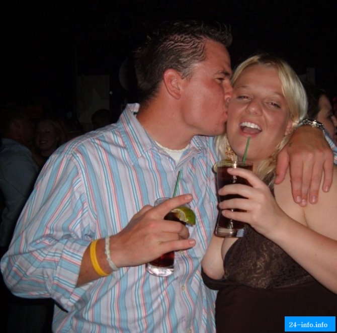 Невнимательность или случайность. Подборка девушек с выпавшими прелестями