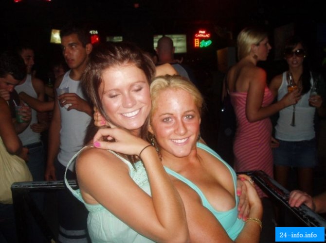 Невнимательность или случайность. Подборка девушек с выпавшими прелестями