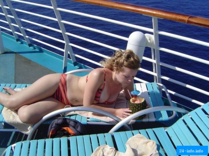 Невнимательность или случайность. Подборка девушек с выпавшими прелестями