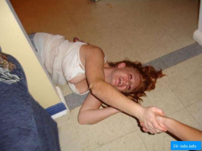 Невнимательность или случайность. Подборка девушек с выпавшими прелестями