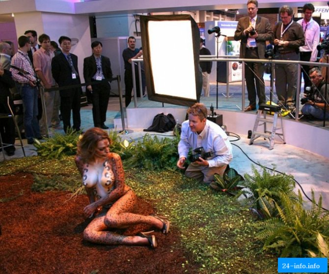 Девушка со стенда Samsung (16 фотографий)