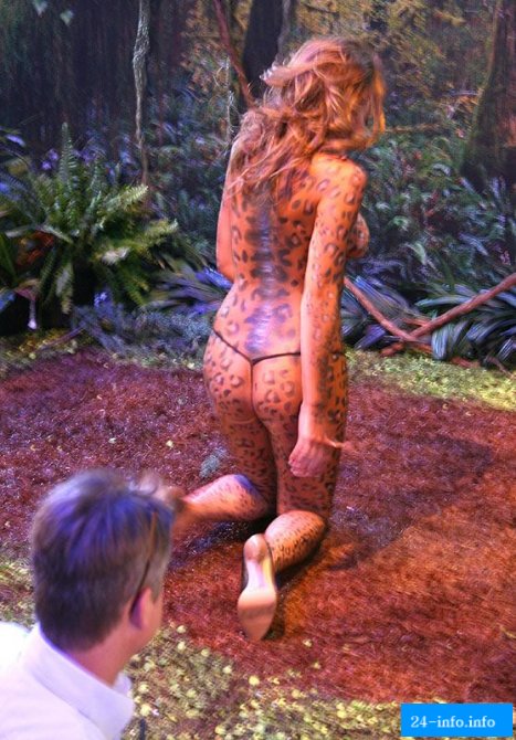 Девушка со стенда Samsung (16 фотографий)