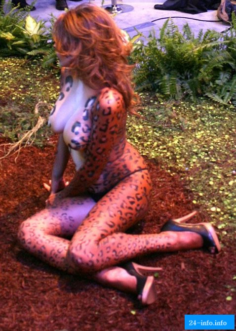 Девушка со стенда Samsung (16 фотографий)