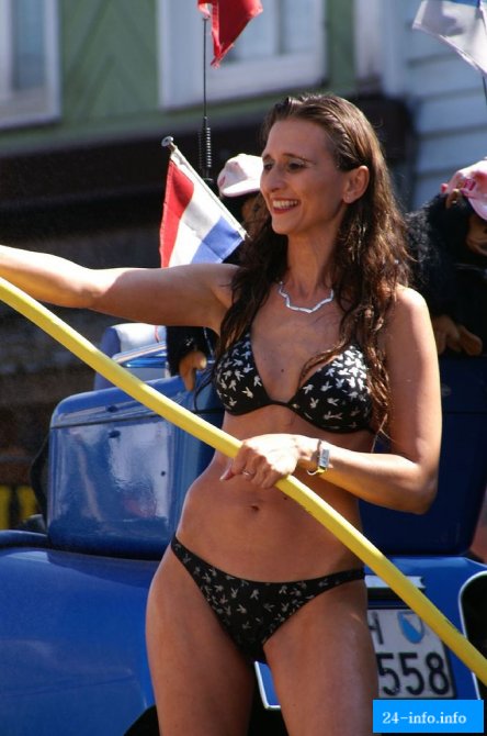 На автошоу девушки сначала вымыли машину, потом их покрасили  НЮ