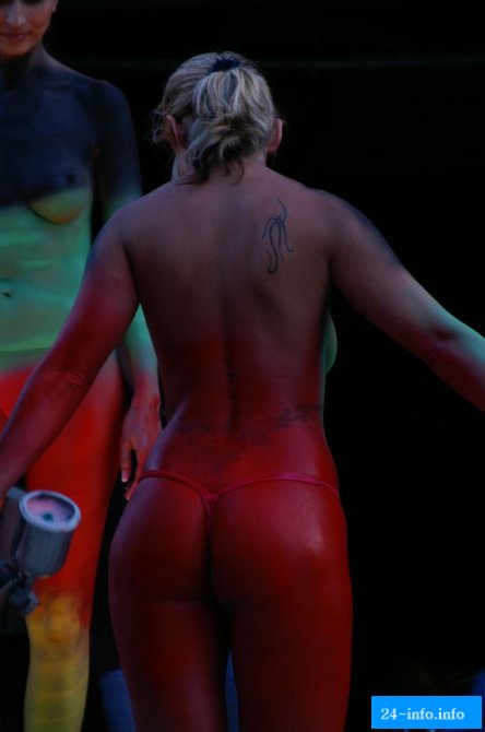 На автошоу девушки сначала вымыли машину, потом их покрасили  НЮ