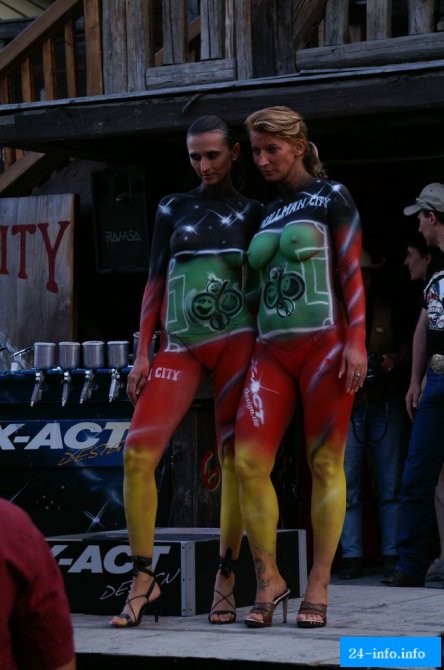 На автошоу девушки сначала вымыли машину, потом их покрасили  НЮ