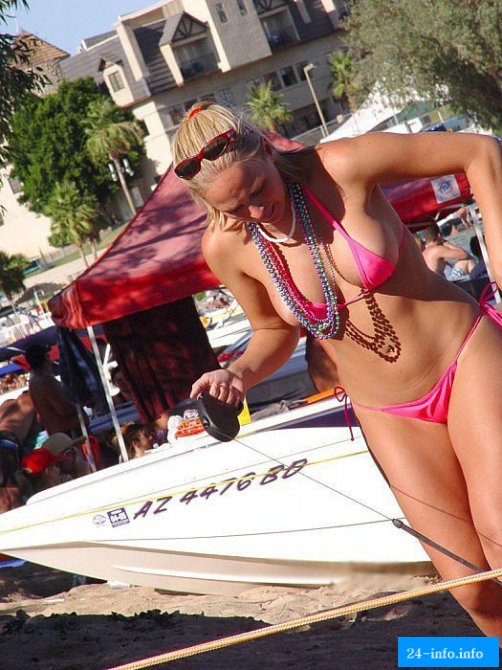 Девушка в розовом бикини выгуливает собачку