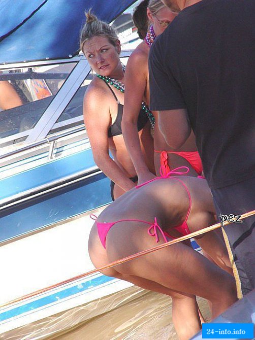 Девушка в розовом бикини выгуливает собачку